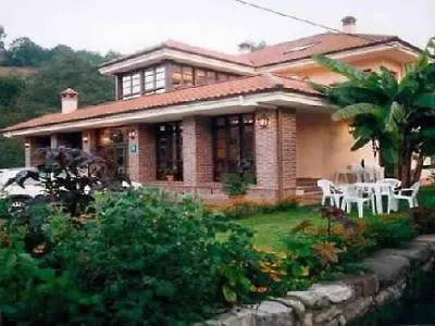 Benzua מלון